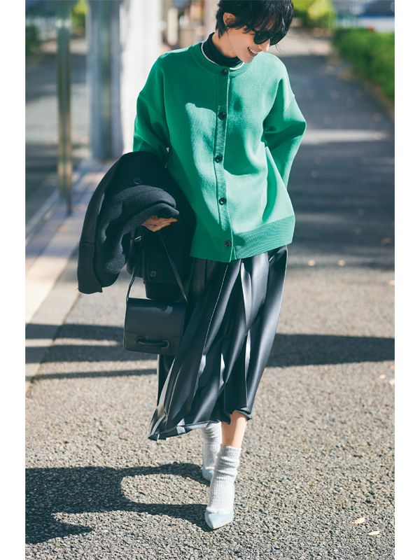 気温18度の日の服装例：タートルニットを仕込めばアウターなしでも暖かく過ごせる