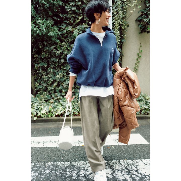 気温18度の日の服装例：ロングTシャツにハーフジップのスウェットを重ね着