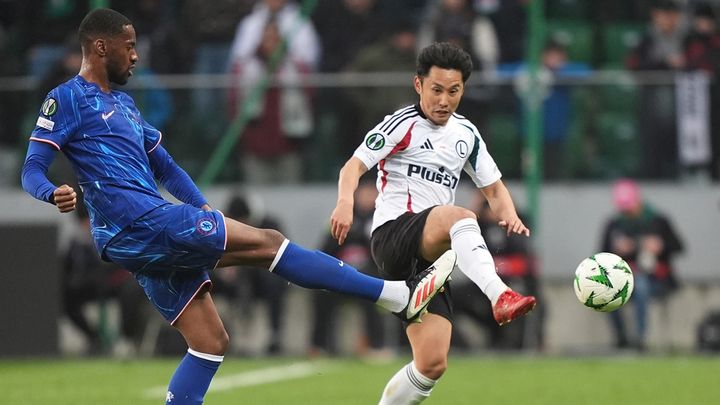 海外で魔改造された日本代表MF、ついに「1トップ」で出場もプレミア強豪には通じず…チームも完敗