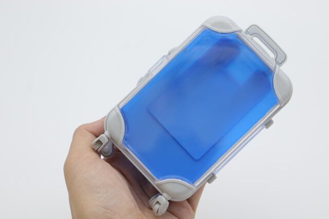 ダイソー キャリーケース型小物入れ（青、緑、黄） サイズ感