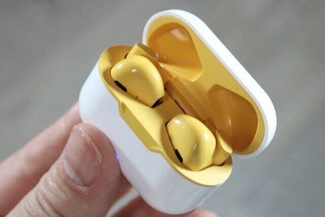 ダイソーの完全ワイヤレスイヤホンのホワイト＆オレンジ