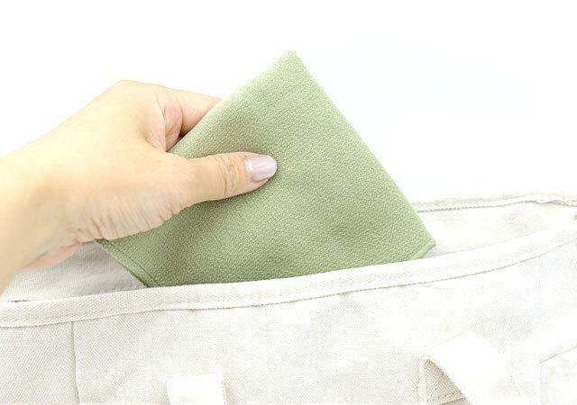スタンダードプロダクツの今治製紋織ハンカチはコンパクトで持ち歩きやすい