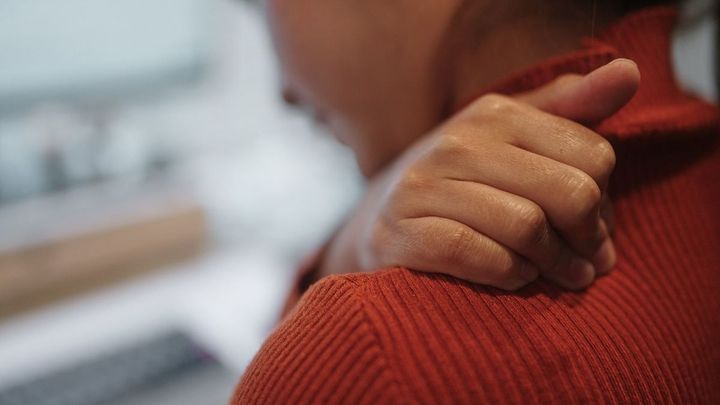 肩がこっている女性