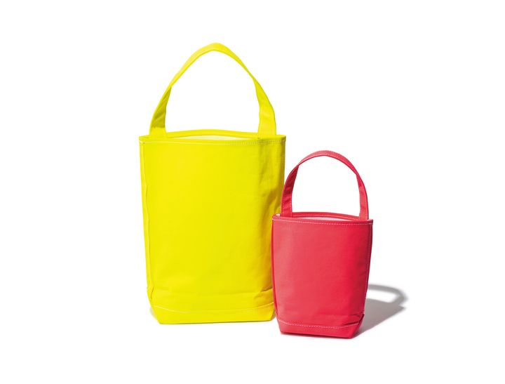 キャンバス素材の表面にネオンカラーの顔料をプリントしたバッグ