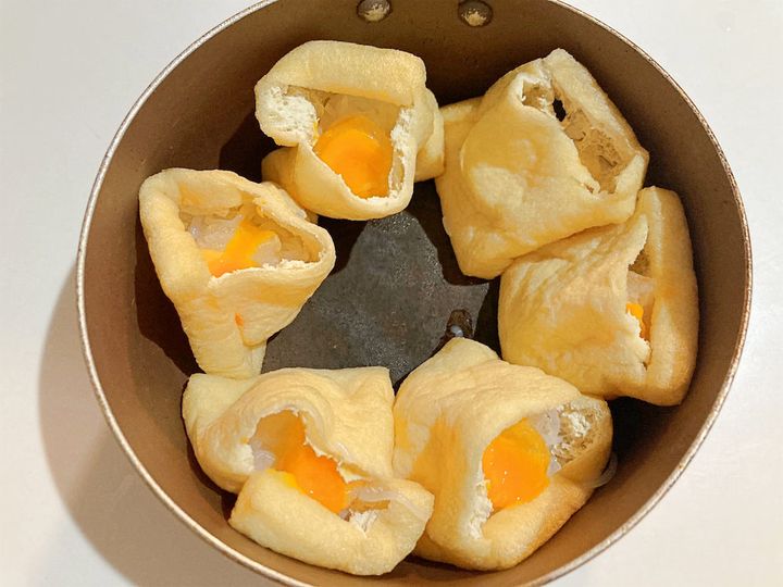 油揚げに卵を詰める