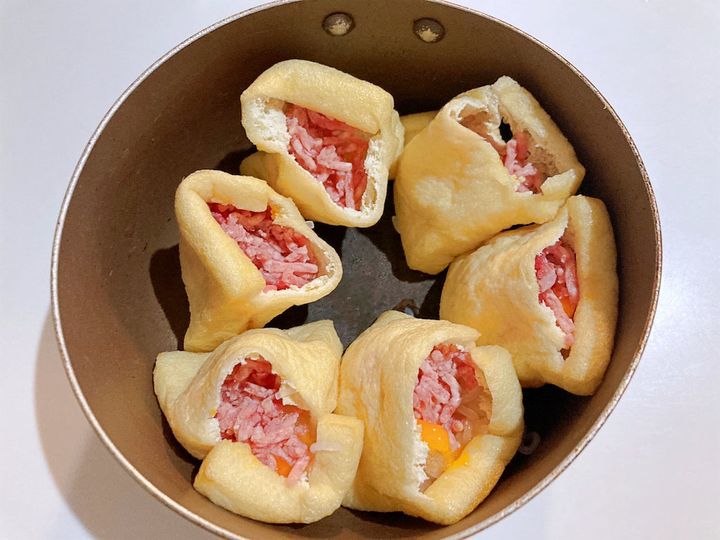 油揚げに合いびき肉を詰める