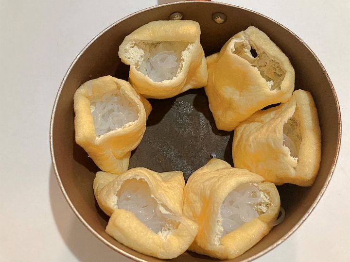 油揚げにしらたきを詰める