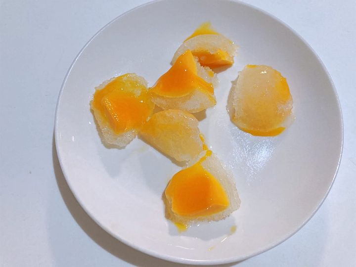 凍った卵を6等分に切る