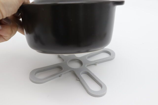 ダイソー シリコーン鍋敷き2個セット サイズ感