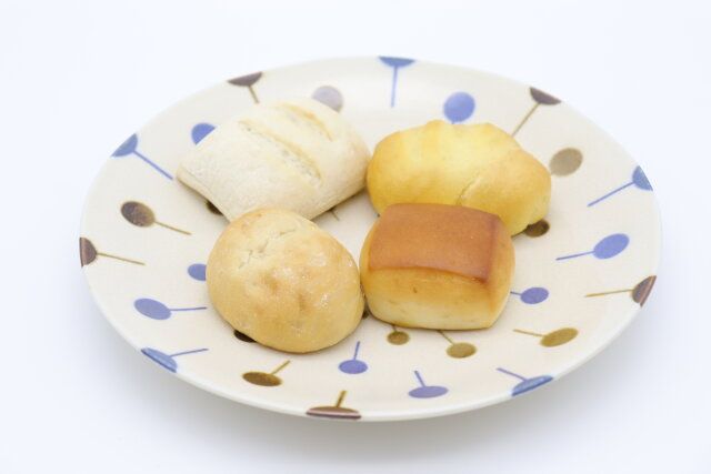 ダイソー ポップ（青）大皿 使用例 パン