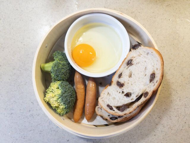 小房に分けたブロッコリー、ウインナー、レーズンパンを入れてる。