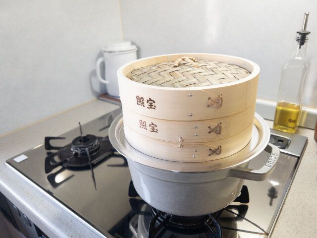 材料を詰め込んだ蒸籠を乗せて、中火で3分蒸します。