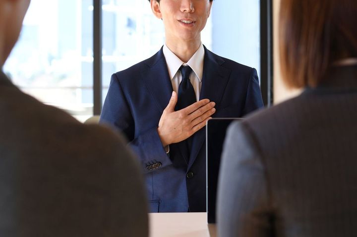 若いアジア人が面接を受けている