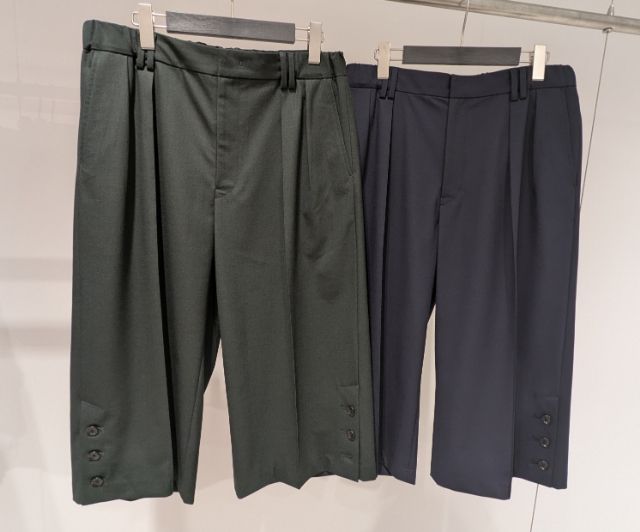 2枚のクロップドパンツ