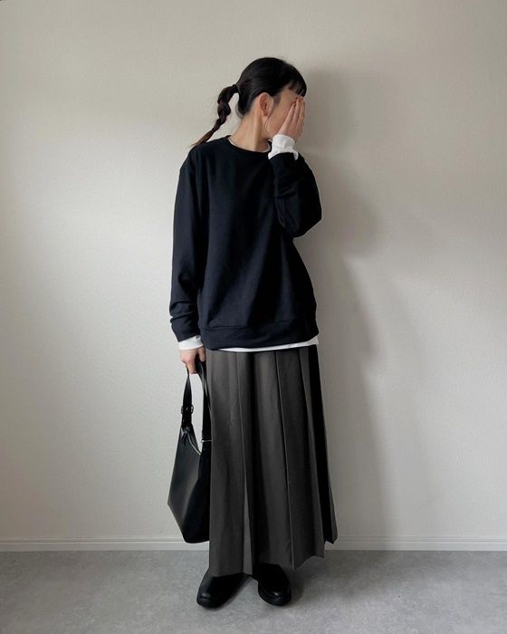 Uniqlo Uのホワイトの「エアリズムコットンクルーネックTシャツ」×ロングプリーツスカート