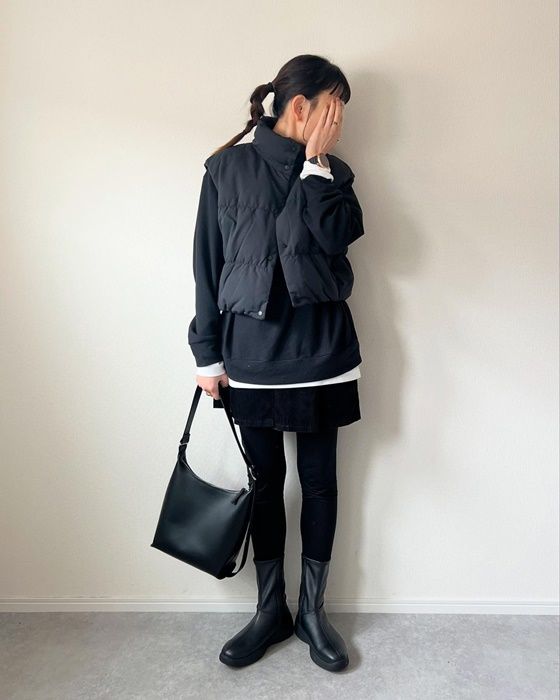 Uniqlo Uのホワイトの「エアリズムコットンクルーネックTシャツ」×コーデュロイスコート