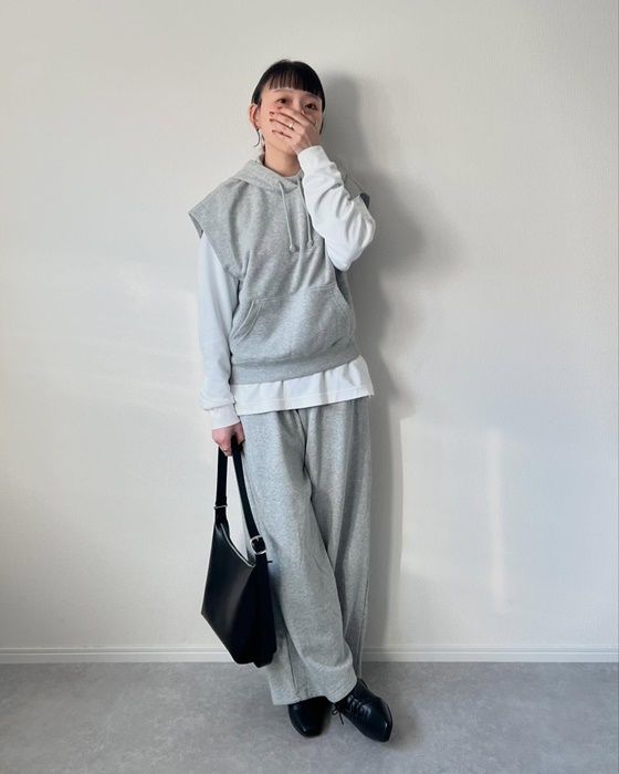 Uniqlo Uのホワイトの「エアリズムコットンクルーネックTシャツ」×スウェットワイドパンツ