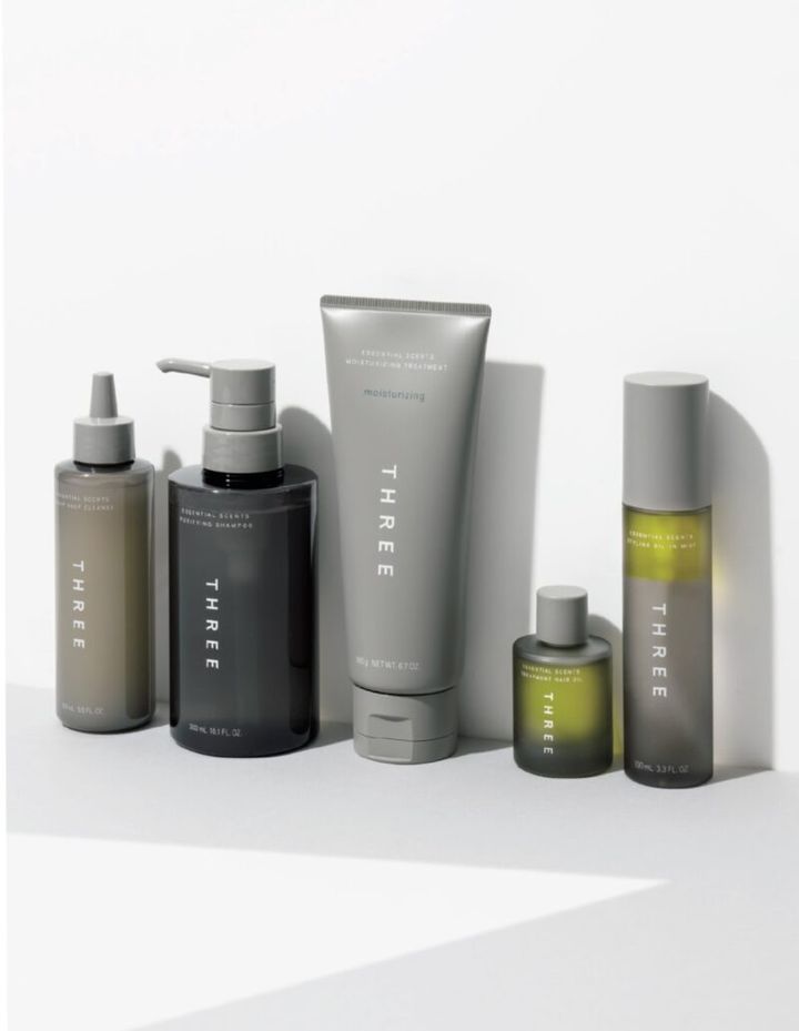 （左から）THREE エッセンシャルセンツ スキャルプ ディープ クレンズ￥3,960、THREE エッセンシャルセンツ ピュリファイング シャンプー￥4,180、THREE エッセンシャルセンツ モイスチャライジング トリートメント￥4,400、THREE エッセンシャルセンツ トリートメント ヘア オイル￥3,960、THREE エッセンシャルセンツ スタイリング オイル イン ミスト￥3,960（すべてTHREE）