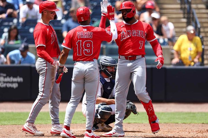 エンゼルスのジョー・アデル（写真右）（C）Getty images