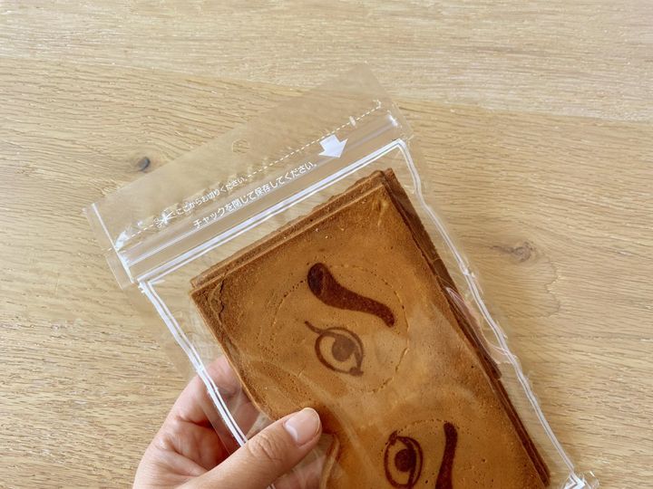 福岡土産はこれ！創業明治39年の博多の民藝お菓子「二○加煎餅」【旅するデザイナーがおすすめするお土産たち！】