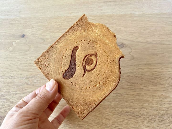 福岡土産はこれ！創業明治39年の博多の民藝お菓子「二○加煎餅」【旅するデザイナーがおすすめするお土産たち！】