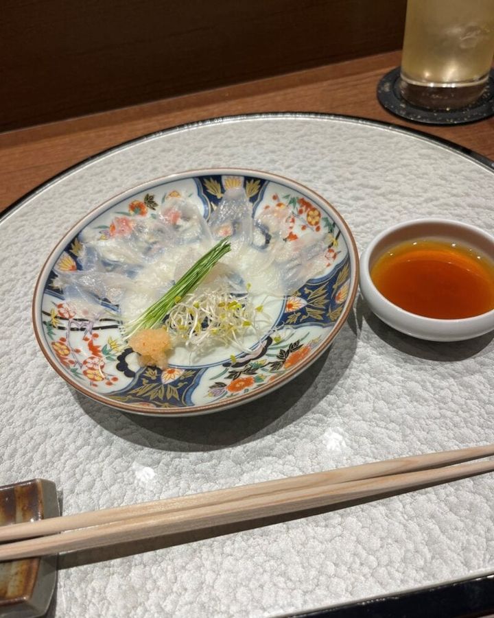 銀座の［天富良 銀座 天］のとらふぐの薄作り