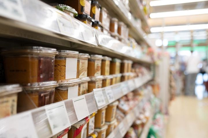 棚に並ぶたくさんの味噌