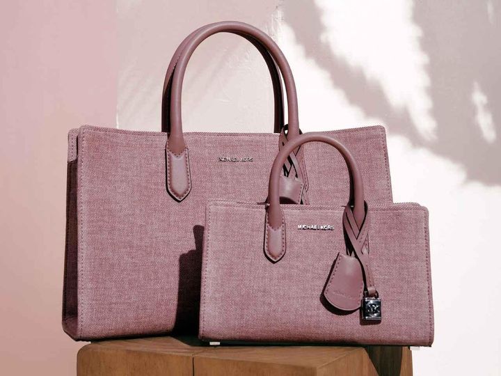 画像: 「スカーレット」の新色ローズ。手前クロスボディ エクストラスモール￥37,400、奥ショルダー ミディアム￥52,800 出典：マイケル・コース