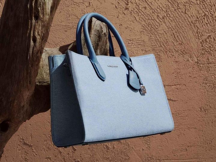 画像: 「スカーレット」の新色ブル―ヘイズ。ショルダー ミディアム￥52,800 出典：マイケル・コース