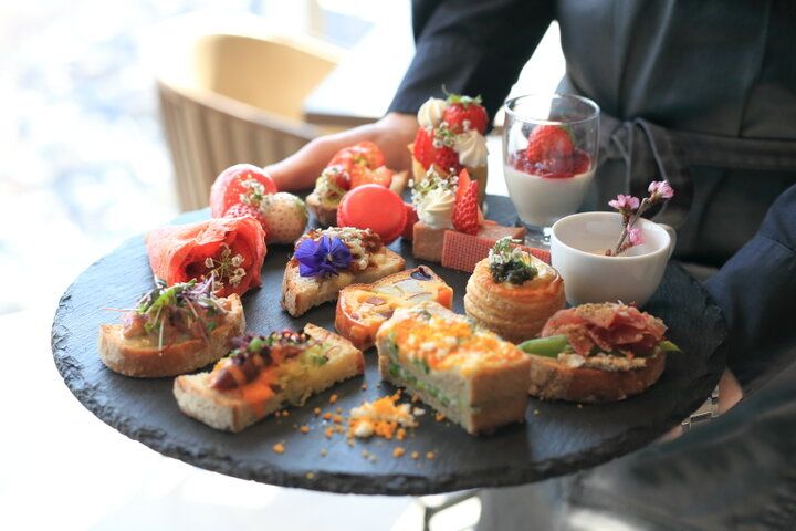 天空の絶景と共にワインやティーとペアリングできる大人のアフタヌーンティー。名古屋・名駅「GRADATIONS」