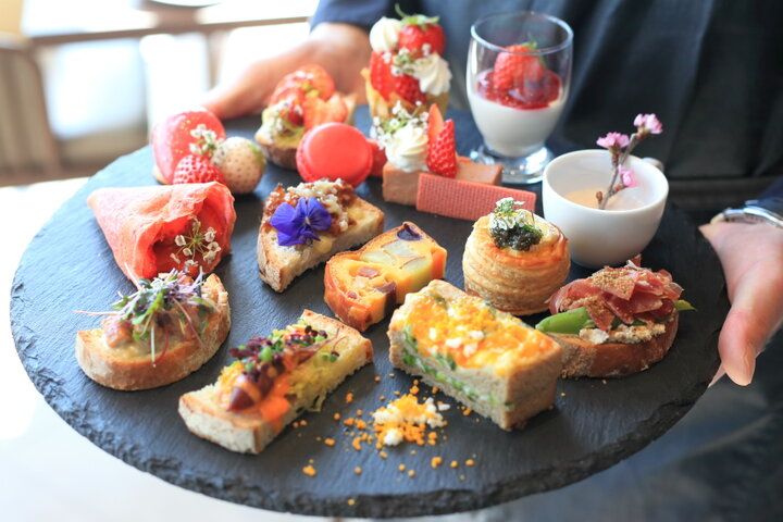 天空の絶景と共にワインやティーとペアリングできる大人のアフタヌーンティー。名古屋・名駅「GRADATIONS」