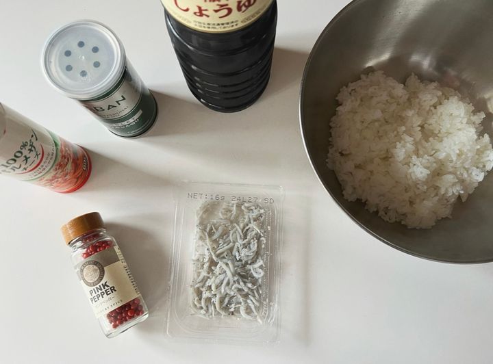 5分で完成！ハーブ香る、チーズ×しらすのパリおにぎり【渡辺友美子のパリおにぎりのレシピ vol.12 〜レシピで旅するヨーロッパ〜】