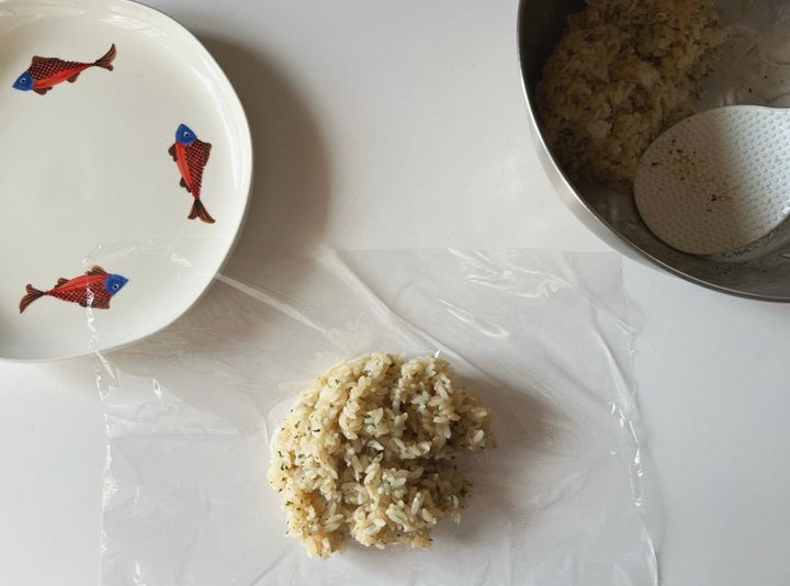 5分で完成！ハーブ香る、チーズ×しらすのパリおにぎり【渡辺友美子のパリおにぎりのレシピ vol.12 〜レシピで旅するヨーロッパ〜】