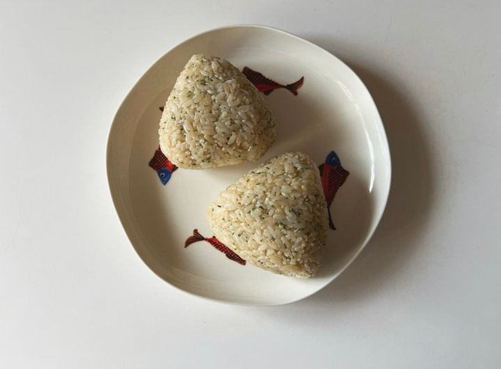 5分で完成！ハーブ香る、チーズ×しらすのパリおにぎり【渡辺友美子のパリおにぎりのレシピ vol.12 〜レシピで旅するヨーロッパ〜】