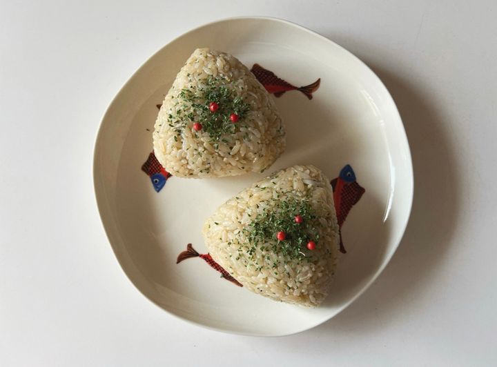 5分で完成！ハーブ香る、チーズ×しらすのパリおにぎり【渡辺友美子のパリおにぎりのレシピ vol.12 〜レシピで旅するヨーロッパ〜】