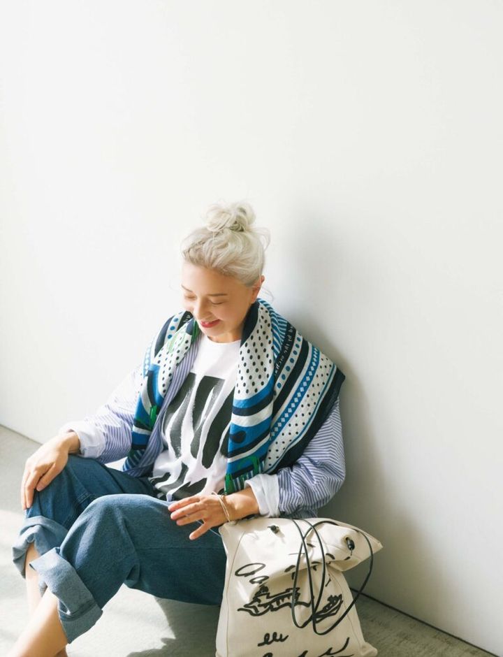 ジャケット¥29,700 ／ティッカ、カットソー¥14,300、バッグ¥17,600、スカーフ¥15,400 ／すべてマニプリ、デニム¥71,500／リトコ フスヤ（エストネーション）、ブレスレット¥19,800／フィリップオーディベール（トゥモローランド）