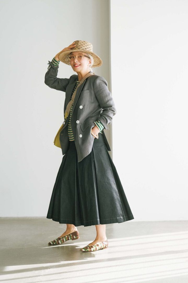 ジャケット¥86,900、スカート¥49,500／ともに49AVJUNKO SHIMADA（JUNKO SHIMADA）、ボーダーカットソー¥17,600／ルミノア、バングル¥17,600／ベン アムン（ともにギャルリー・ヴィー 丸の内店）、帽子¥19,800／ラ メゾンド リリス（トゥモローランド）、メガネ¥44,000／アイヴァン（アイヴァン 東京ギャラリー）、バッグ¥64,900／ジャンニ キアリーニ（ジャンニ キアリーニ 銀座店）、靴¥80,300／ネブローニ