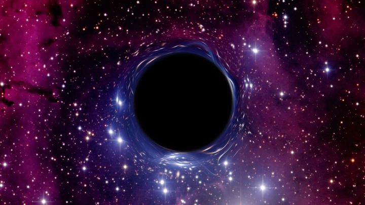 ブラックホール内部は多次元の超迷路になっている