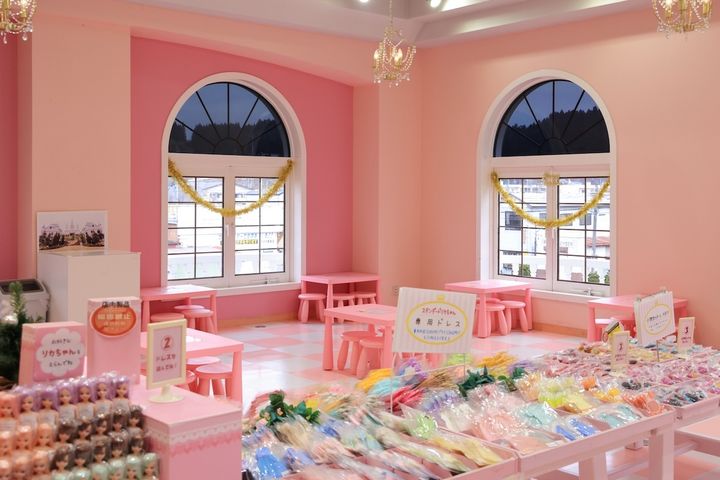 お人形教室はスタンダードセット4180円～。予約や申し込みは不要で、コーディネートしたセットをレジで購入し、テーブルがあるスペースで自由に着せ替えして完成