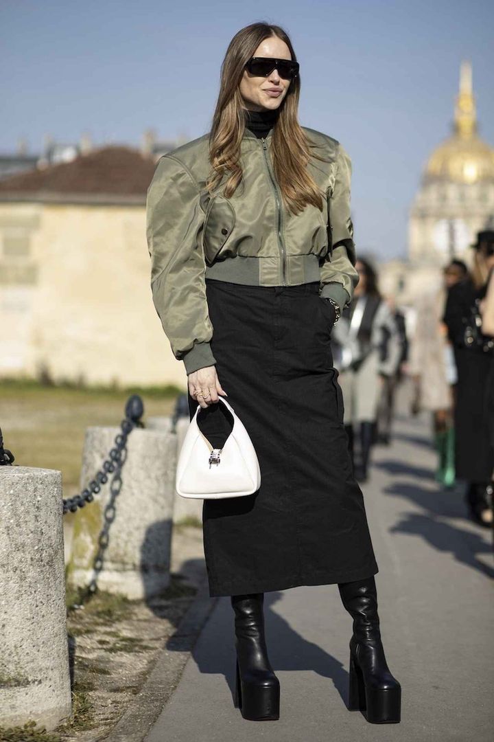 画像: モードなジャケットとブーツを採用して着映える