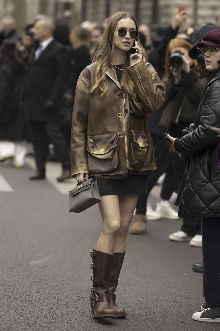 画像: ミニワンピースにハードな趣をプラス