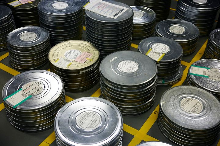 一本の映画は、積み上げられた6～7巻のフィルムに分かれている