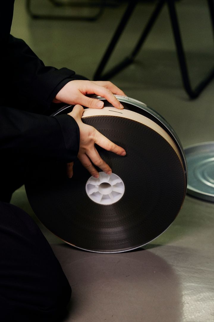 巻かれているフィルムがほどけてしまわないように、縦向きで缶から取り出す