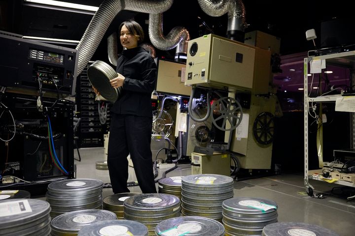 6～7巻のフィルムが一つの袋に入って保管されているときには、その重さに、運ぶだけでもひと苦労