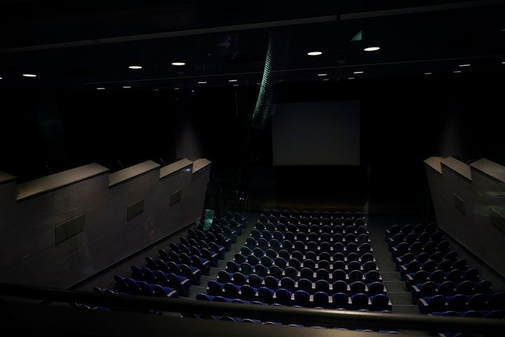 東京の京橋にある国立映画アーカイブ本館には、「長瀬記念ホールOZU」（310席）と「小ホール」（151席）がある