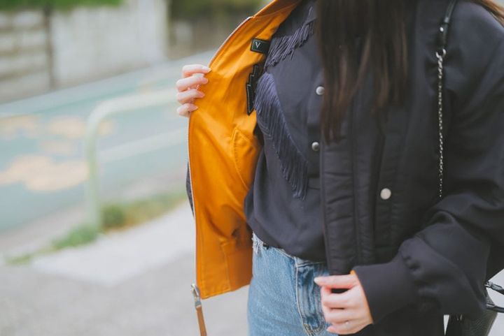 古着のブラウスとルイヴィトンのジャケット