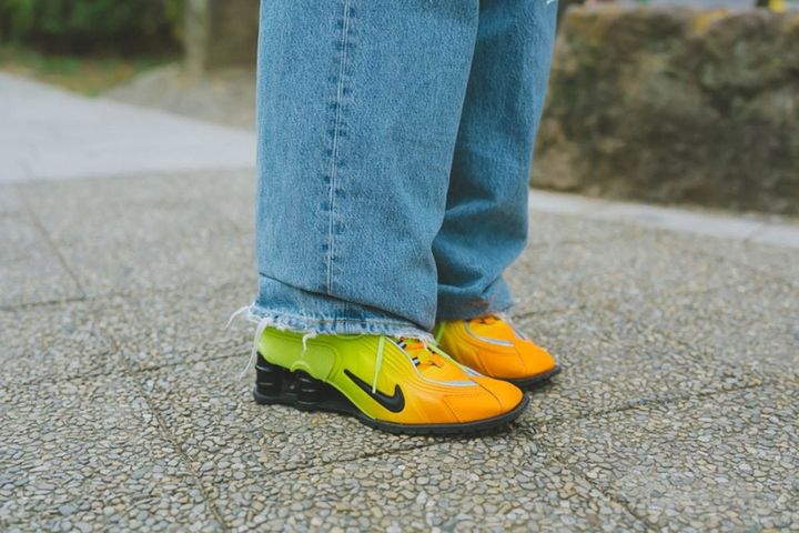 セファのデニムとナイキのスニーカー