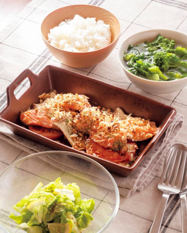 「鮭とトマトとエリンギのパン粉焼き」もレンジでできちゃう洋夕食献立