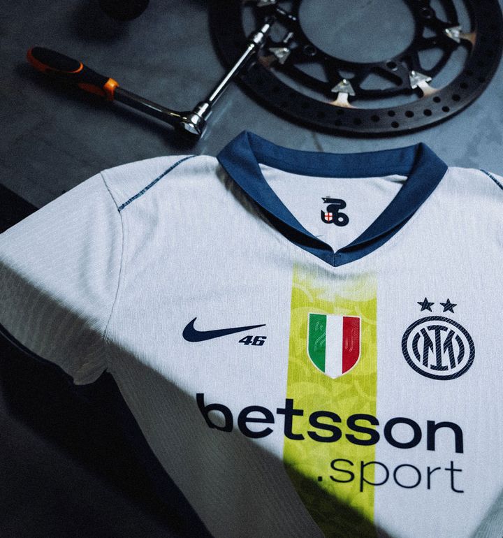 インテル、伝説レーサー「バレンティーノ・ロッシ」とのコラボ限定ユニフォーム発表！背番号“46”も買える