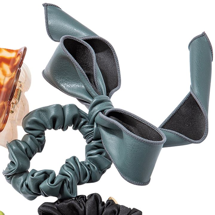 トレスのブルーのレザーシュシュ